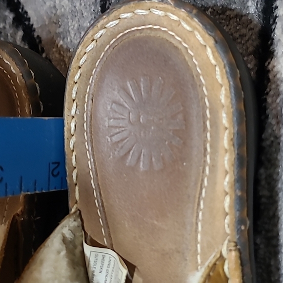 UGG LEATHER SHEEPSKIN BUTTON LOGO SANDALS - Picture 6 of 12